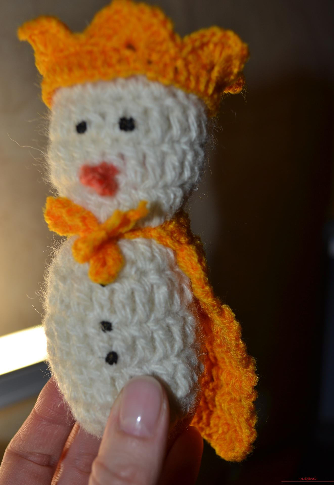 A master class with a photo and description will teach the crocheting of a snowman, which will be understandable for beginners. Photo number 15