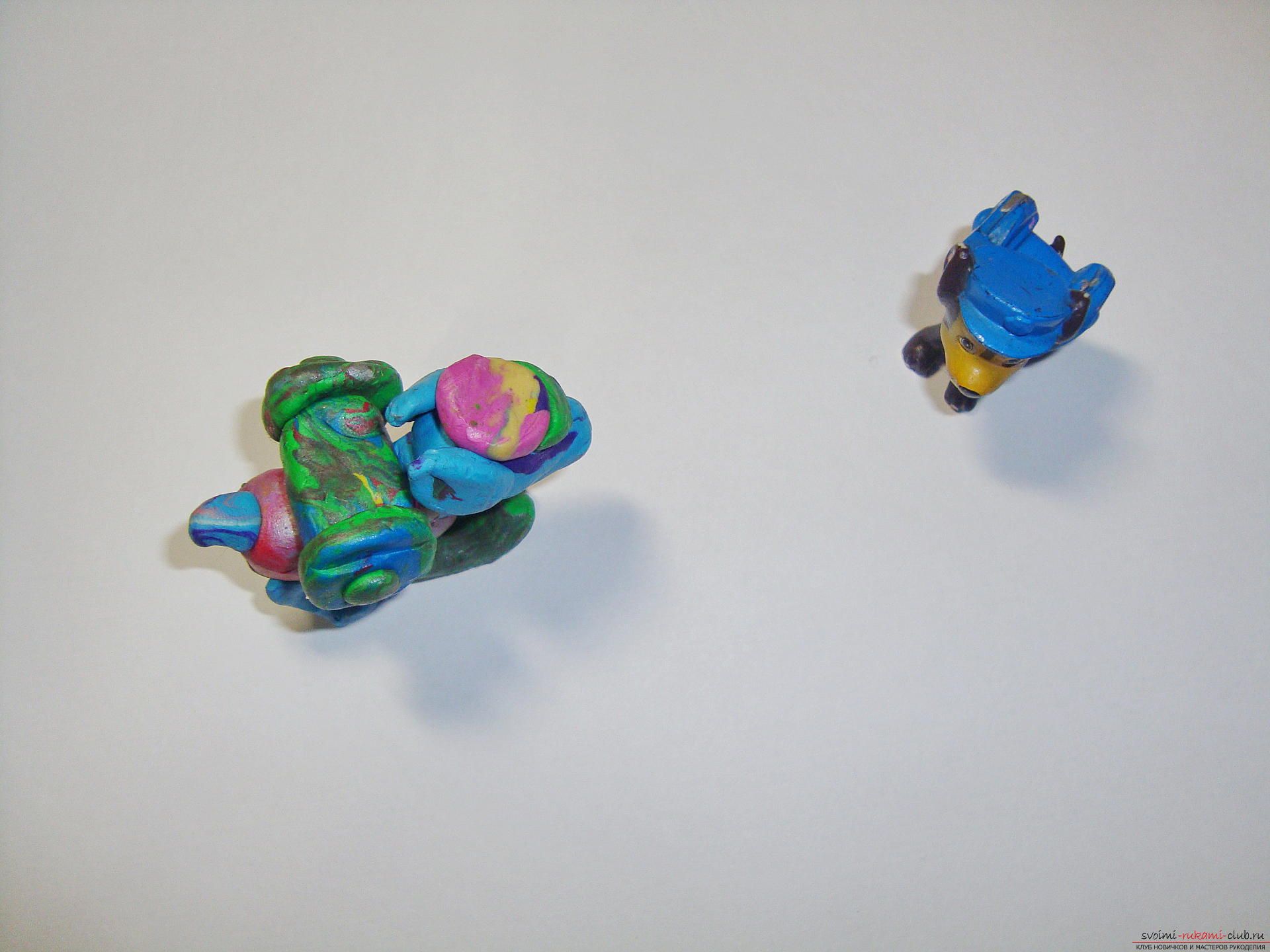Interessant speelgoed kan met eigenhandig worden gemaakt, waarbij stripfiguren worden gekopieerd. Het vervaardigen van plasticine in de vorm van een Racer, zeker zoals het kind, als hij Puppy patrouille uitziet .. Foto # 3