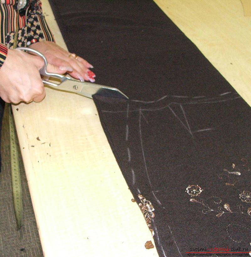 Having mastered the sewing by your own hands of a straight lined skirt, you can easily sew other models. Photo Number 18
