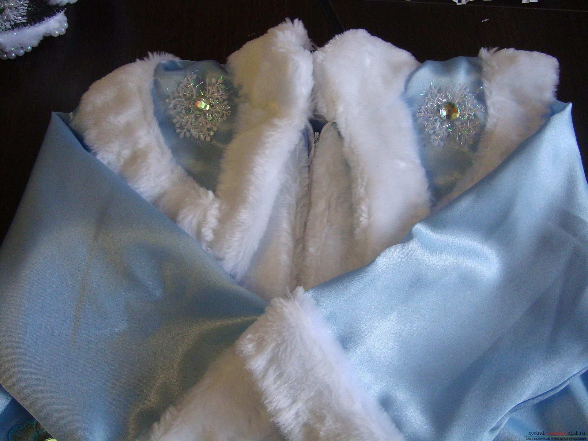 Carnival costumes for the girl's mother can sew by hand. The Snow Maiden costume will appeal to many girls .. Photo №8