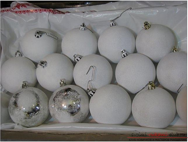 How to decorate Christmas tree balls with the help of decoupage techniques, two master classes with step-by-step photos. Picture №3