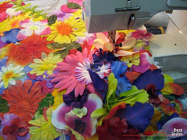 How to make a dress from flowers for events: Variants of flowers, tailoring, ideas. Photo №5
