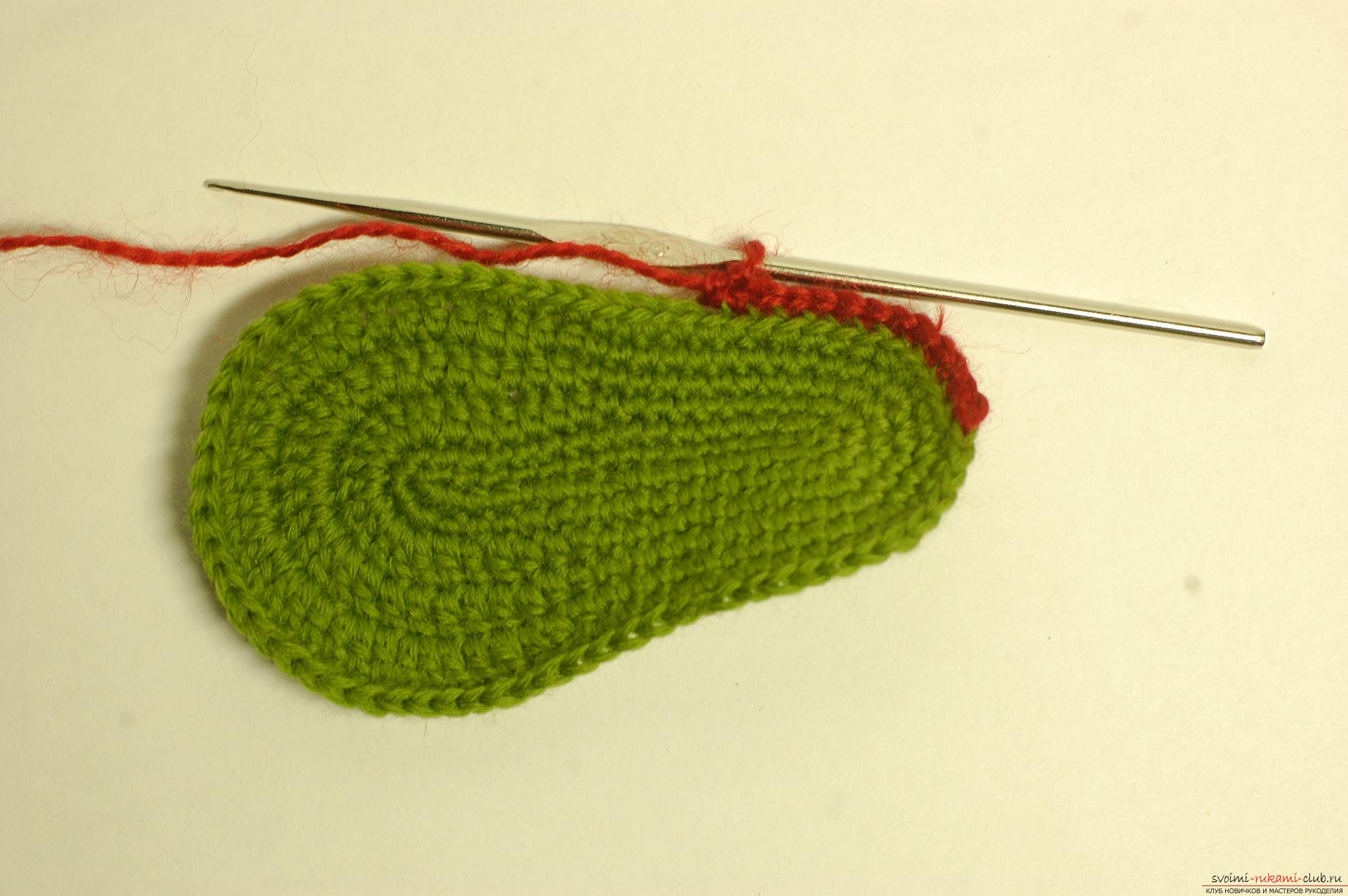 Beautiful booties with knitting needles fit for a newborn or baby up to a year. A detailed diagram with a photo and description will help to connect booties for beginners .. Photo # 5