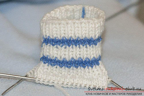 How to tie warm mittens for children with knitting needles. Photo №5