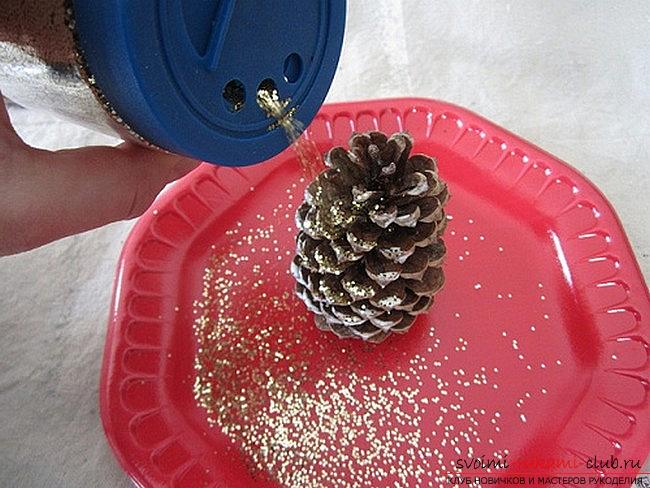How to make a beautiful decoration for the New Year from the cones with your own hands. Picture №3