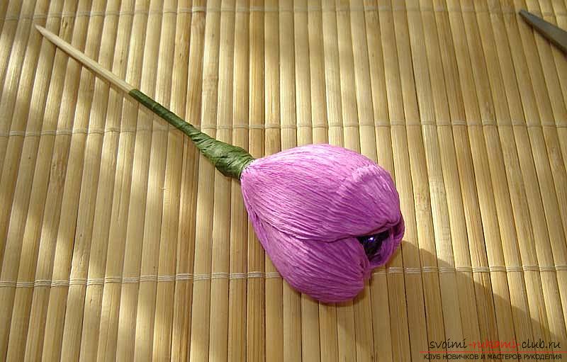 Как да направите букет от диви цветя в дизайна на суитите, стъпка по стъпка снимки на вземане на мак, лайка, слънчоглед, метличина и минзухар. Снимка №39
