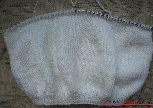 How to tie berets with knitting needles, detailed photos and job description, several models with a delicate and dense pattern, knitting on circular, stocking and regular knitting needles. Picture №10