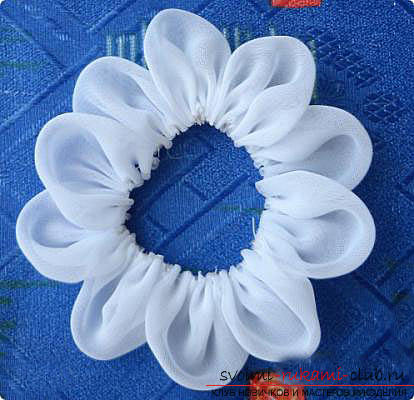 White Kanzashi bows with their own hands are easy and fast. Photo №4