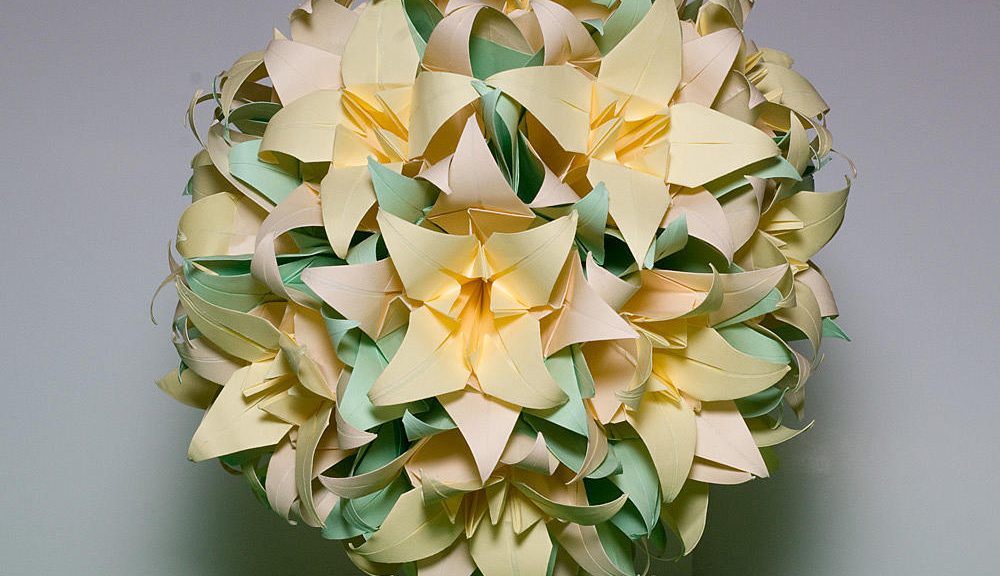 折り紙技術での優しいユリ花の配置