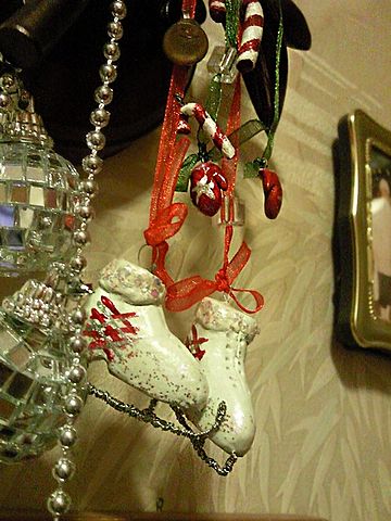 Beautiful skates made with your own hands made of polymer clay are ready to decorate your house. New Year crafts made of modeling will have to do with children and adults .. Photo №1
