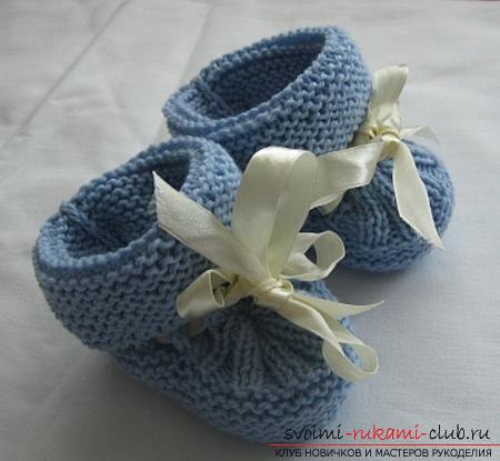 We knit booties with knitting needles for newborns by step-by-step instructions, with a detailed description and free schemes and photos that will be clear even for beginner needleworkers. Photo # 9