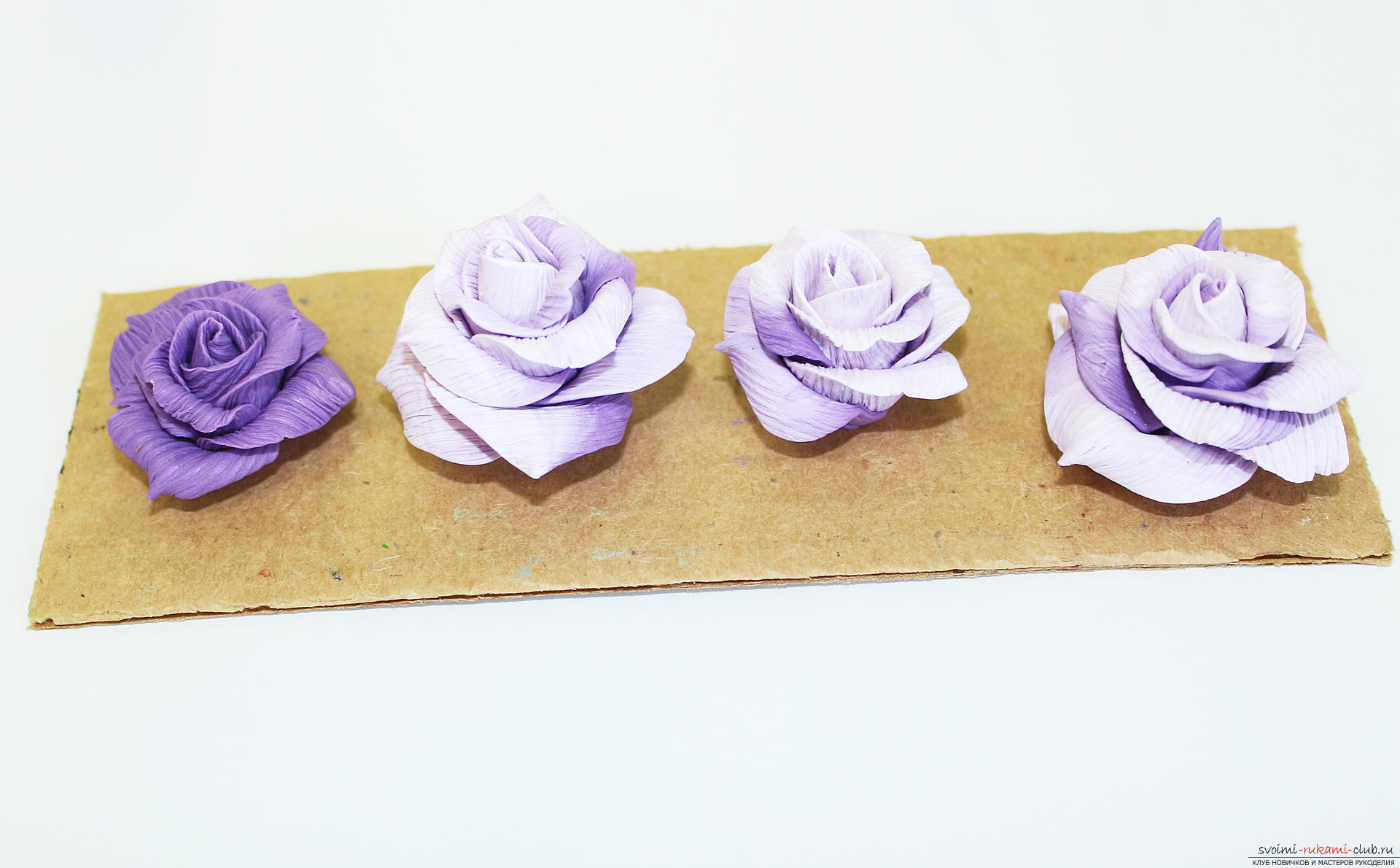 Deze masterclass met een foto en beschrijving leert je hoe je bloemen - rozen - kunt maken uit polymeerklei in textuurtechnologie