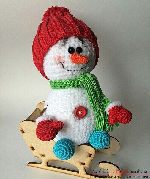 Bright snowman with amigurumi crochet with description and photo. Photo number 12
