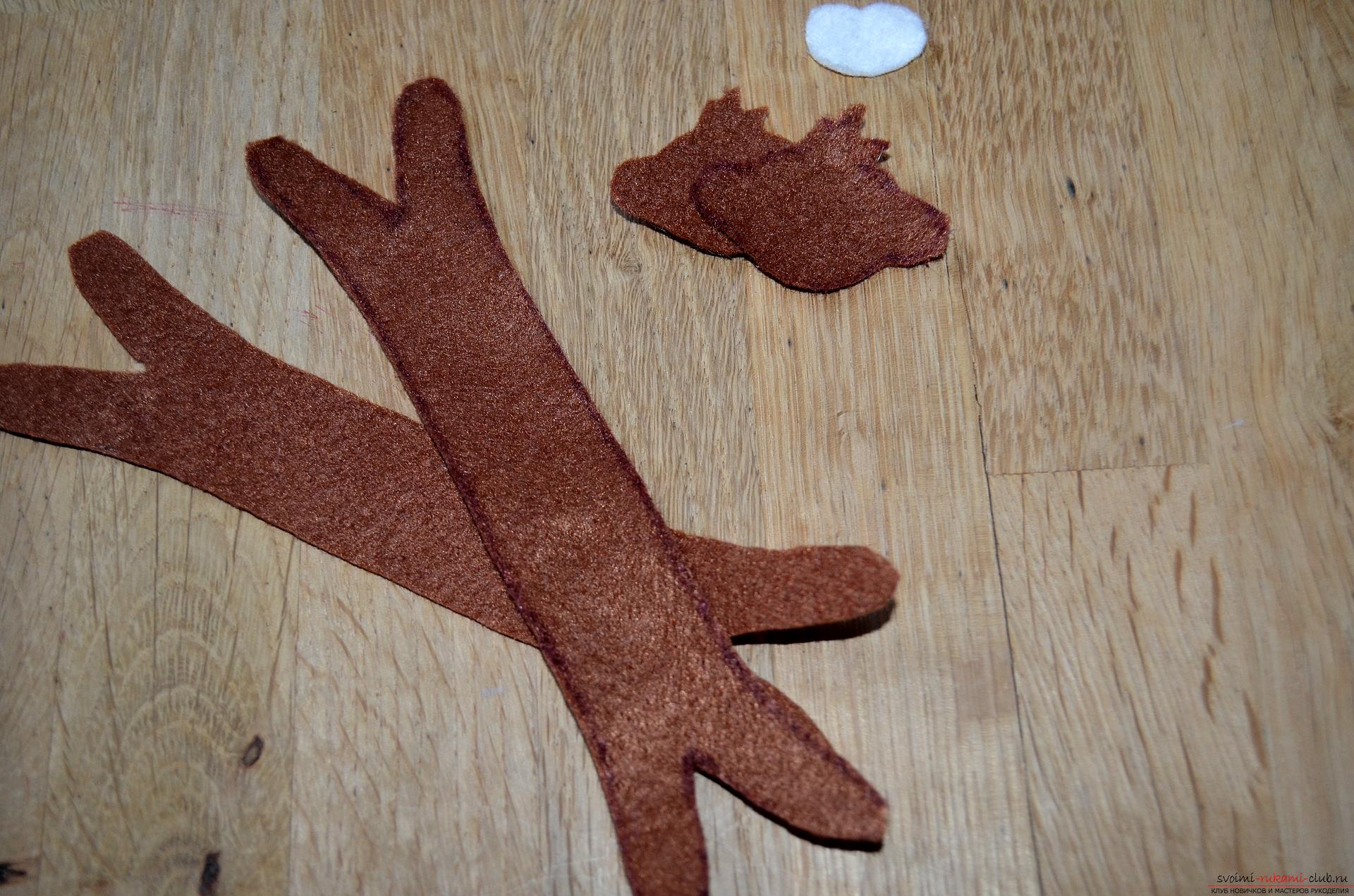 Photo to the lesson on making a bookmark from felt 
