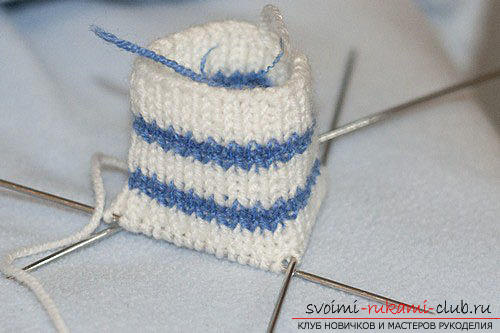 How to tie warm mittens for children with knitting needles. Photo №4