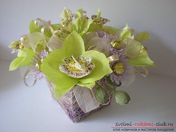 Hoe je op 8 maart een origineel cadeau kunt maken, stapsgewijze foto's en een beschrijving van het maken van boeketten met bloemen van snoepjes. Foto nummer 12