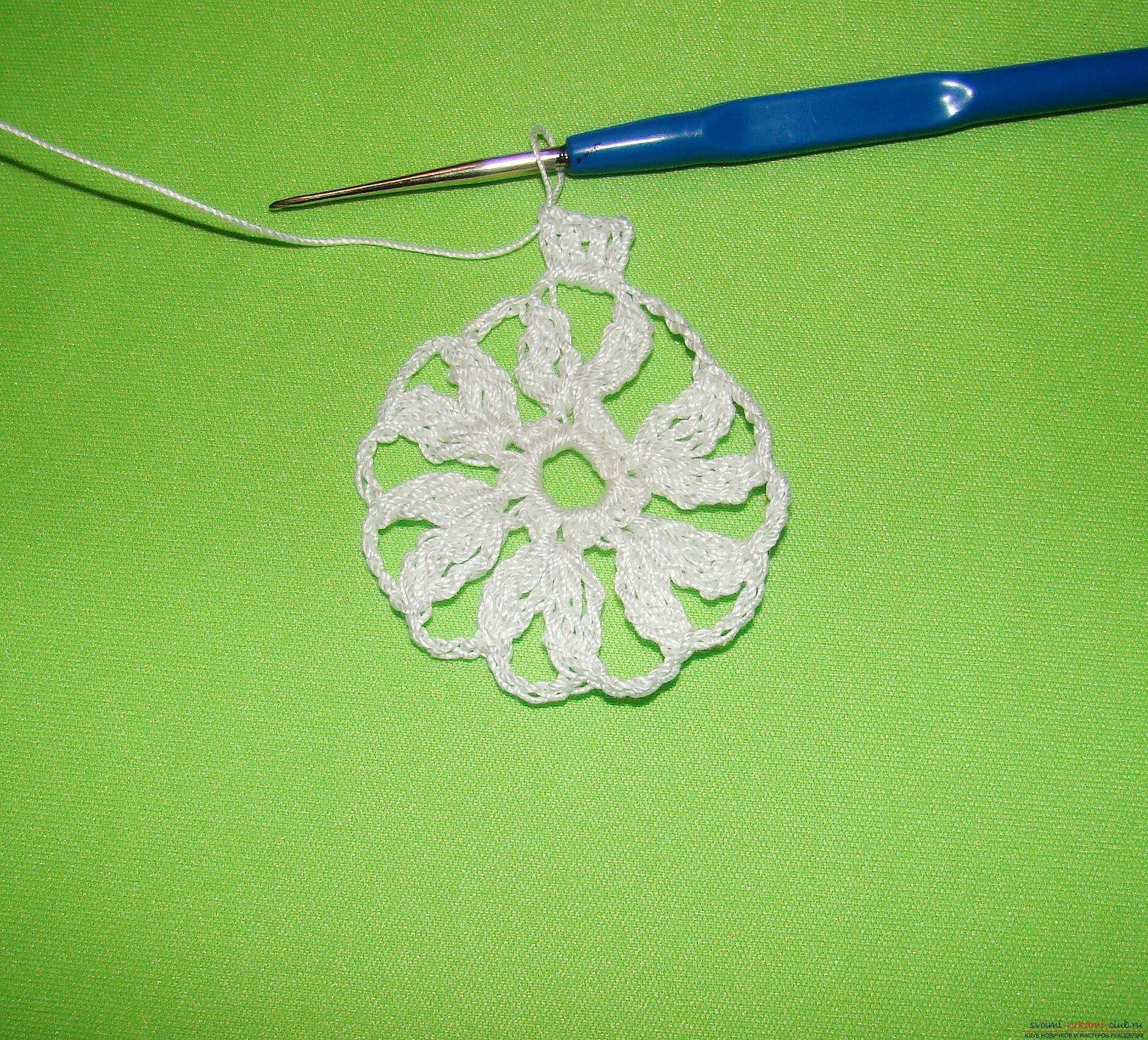 A master class with a photo and diagram will teach you how to tie snowflakes to a Christmas tree crochet. Photo №6