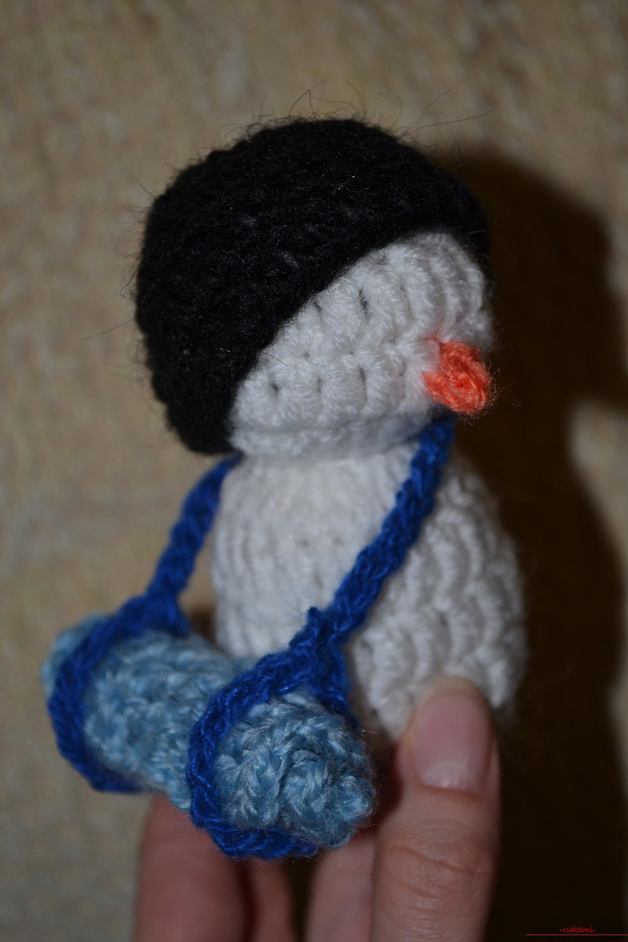 A master class with a photo and description will teach the crocheting of a snowman, which will be understandable for beginners. Photo №5