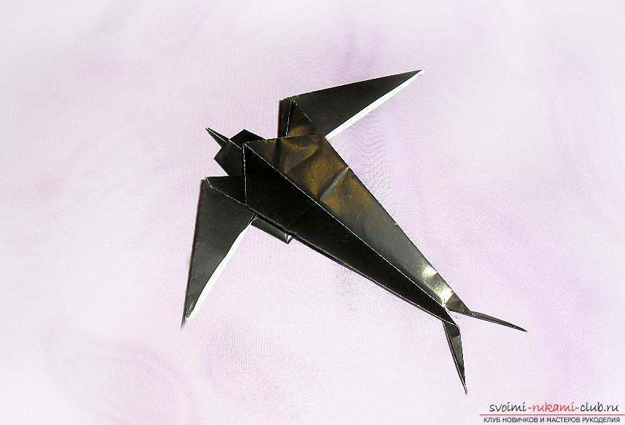 Eine Schwalbe aus Papier in Origami-Technik herstellen. Foto №32