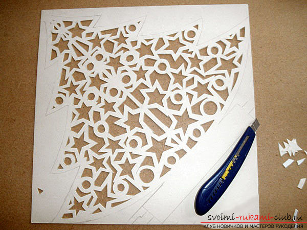 foto eksempler på processen med at lave et åbent juletræ lavet af papir. Foto №5