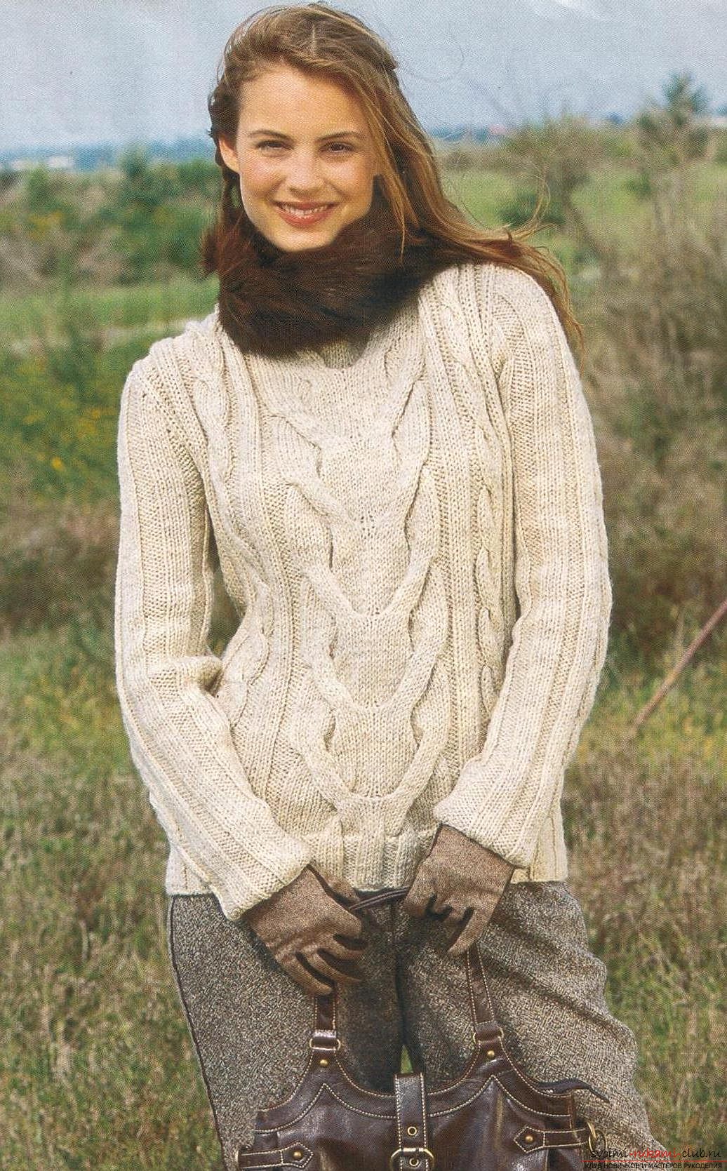 We knit a warm female sweater with knitting needles. Photo №5