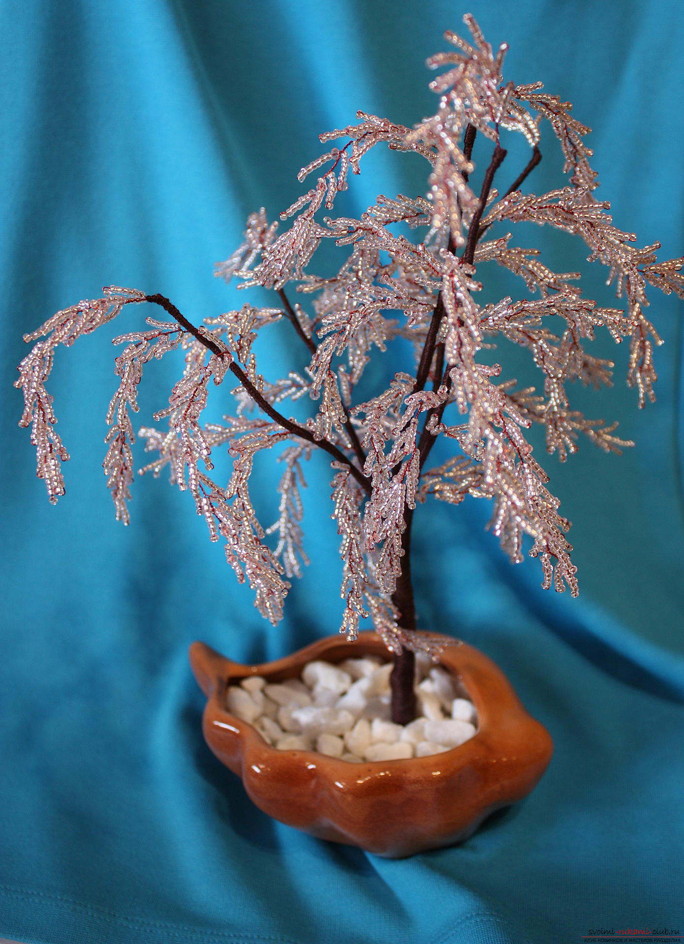Et træ lavet af bløde lyserøde perler. Foto №1