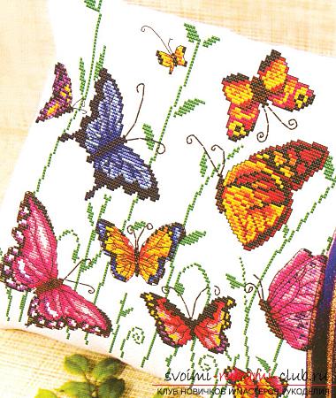 Borduurwerk van zachte vlinders op kussens volgens de schema's. Foto №1