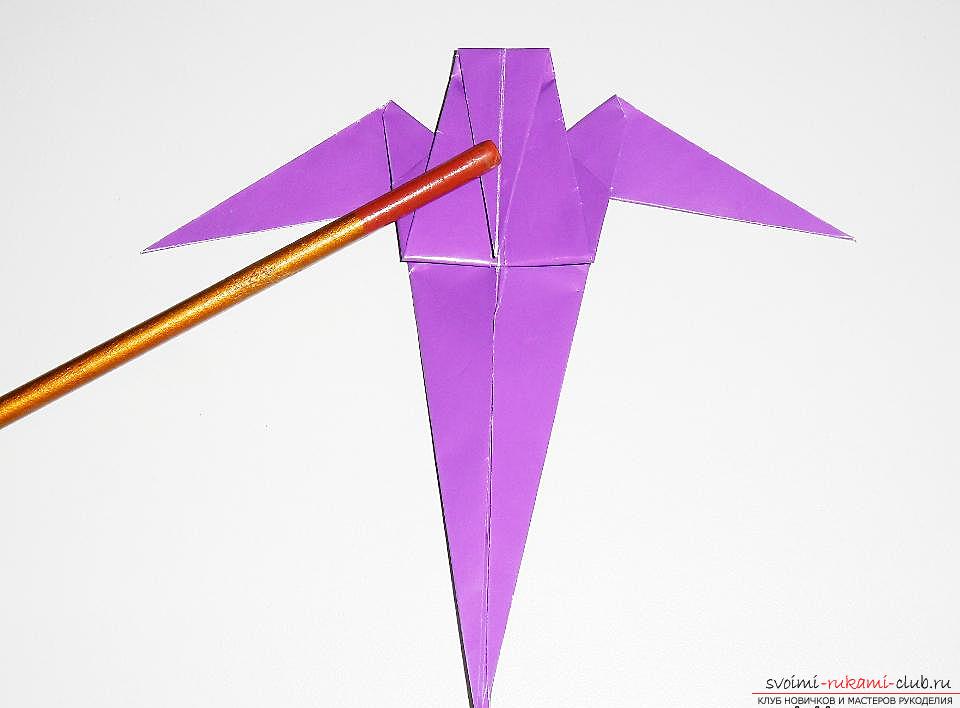 Eine Schwalbe aus Papier in Origami-Technik herstellen. Foto №27