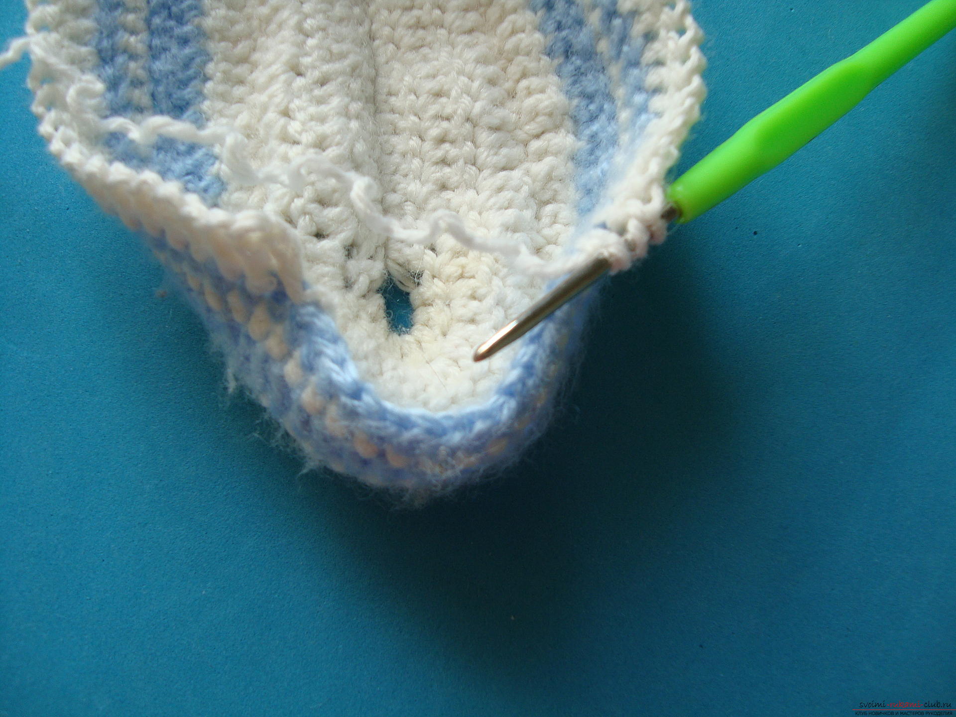 Step-by-step instruction on crocheting sneakers for a boy. Photo number 15