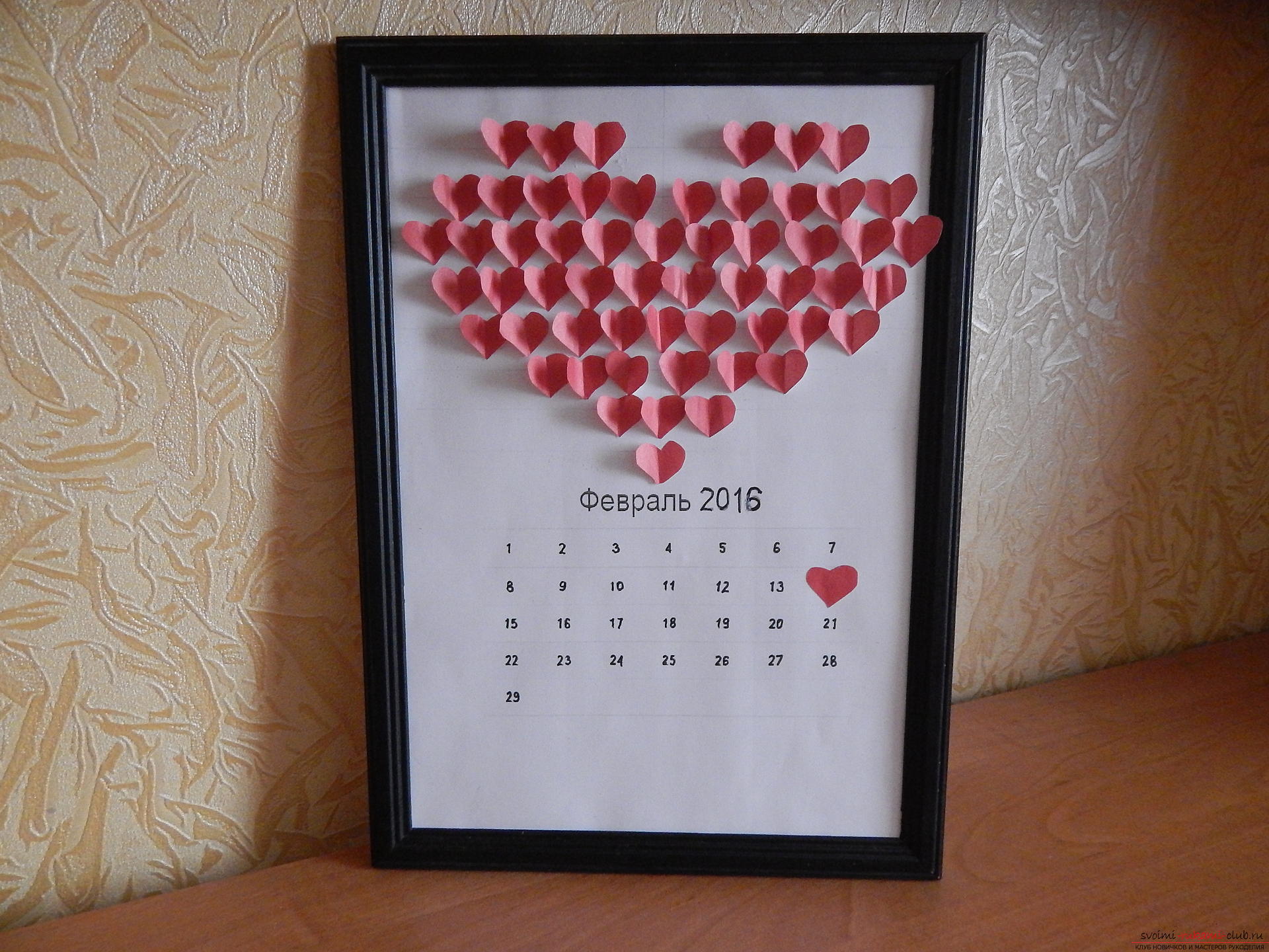 Deze gedetailleerde masterclass leert je hoe je je eigen kalender kunt maken - een geschenk voor Valentijnsdag. Foto №1