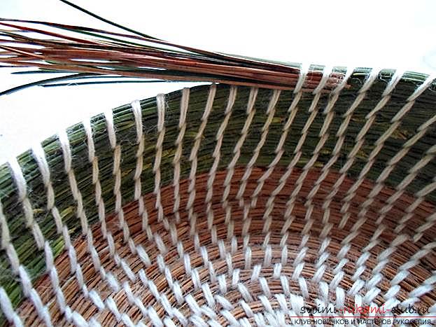 Tissage du panier d'origine des aiguilles de pin avec des explications et des photos en phase. Photo №15