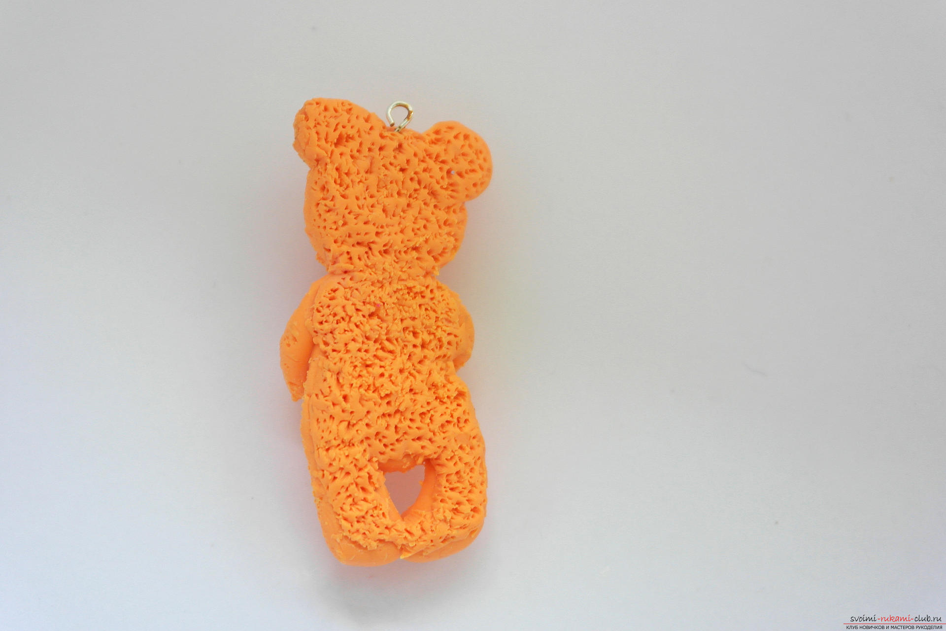 Deze gedetailleerde masterclass leert je hoe je een figuur van polymeerklei maakt - een sleutelhanger in de vorm van een beer. Foto # 35