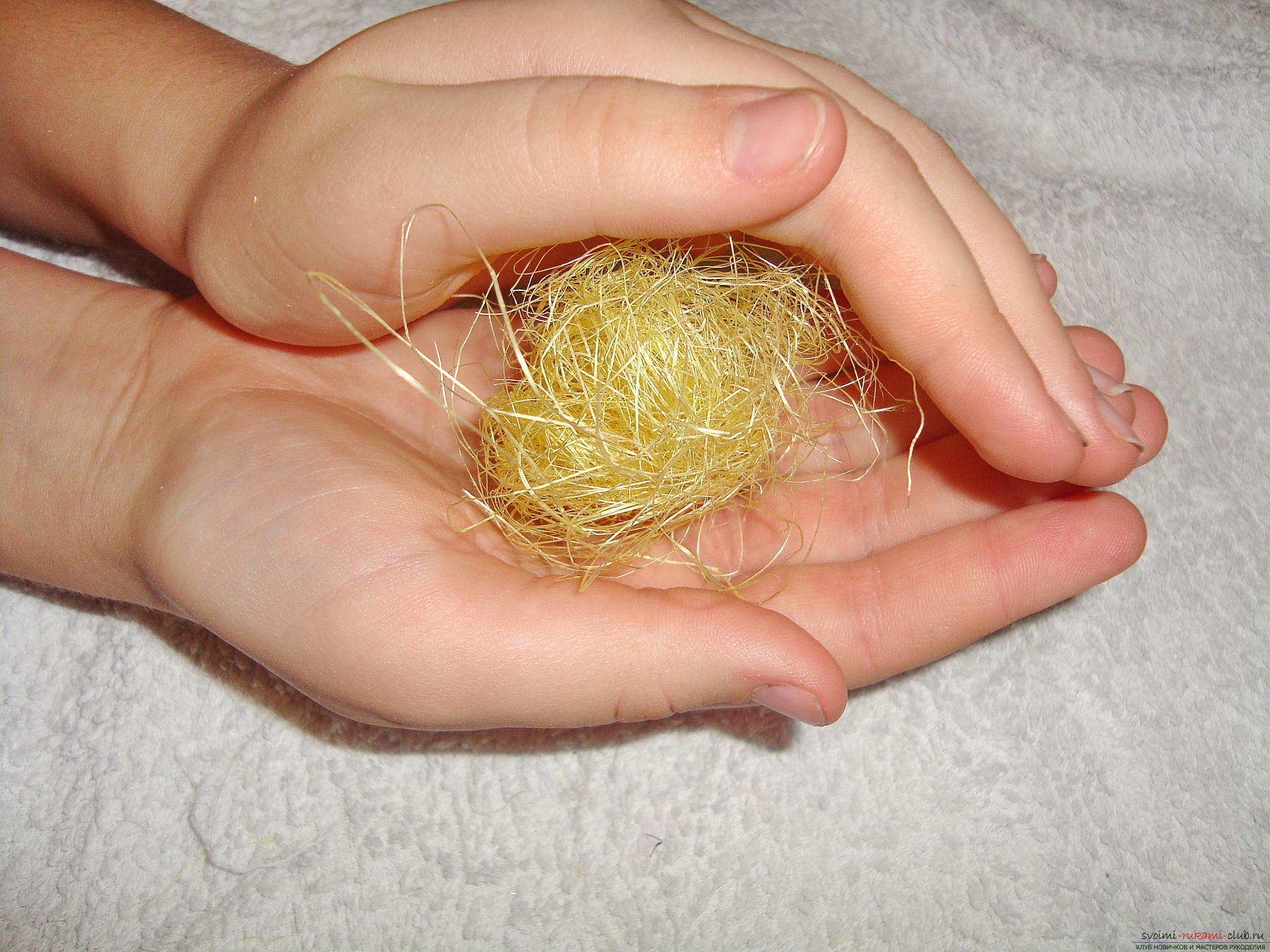 Sie können einen schönen Baum mit Ihren eigenen Händen aus Sisal schaffen, und es verschwendet nicht viel Zeit und Material. Dieses Neujahrshandwerk wird Kinder und Erwachsene ansprechen. Foto # 4