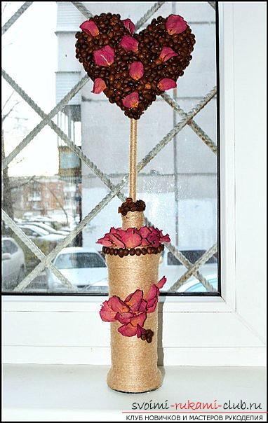 Interior decorations: hearts made of coffee beans and flower petals. Picture №3