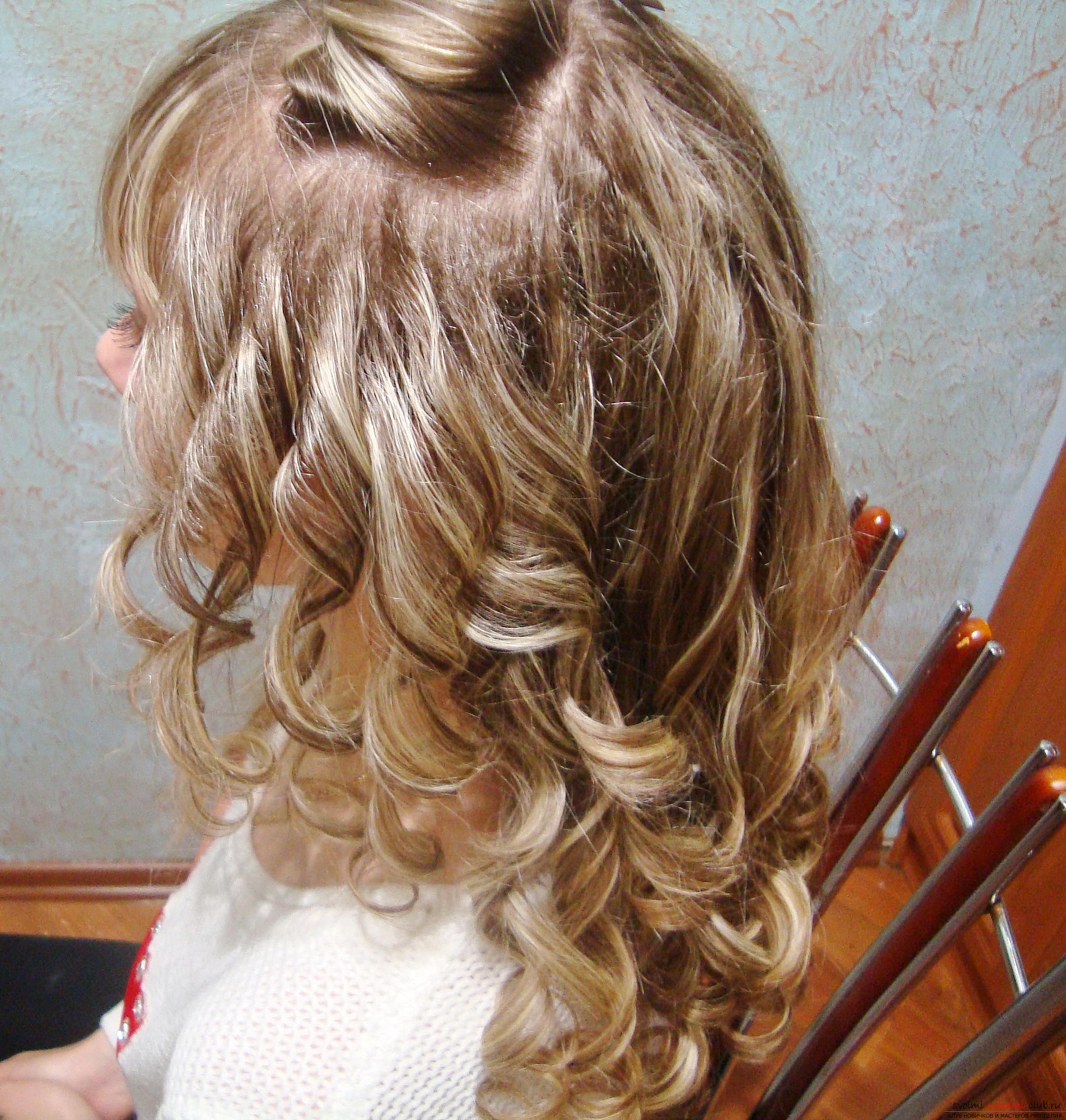 How to create a beautiful and festive hairstyle for a girl with long hair. A detailed master-class with step-by-step photos will help to create a voluminous hairdress for the New Year at home. Photo Number 18