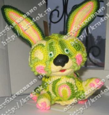 Knitted bunny in the technique of freeforms