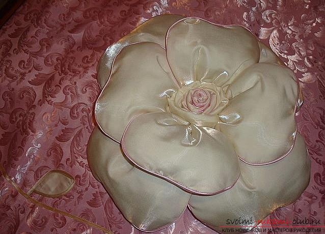 Decorative pillow in the form of a flower, sewn by hand. Photo №1