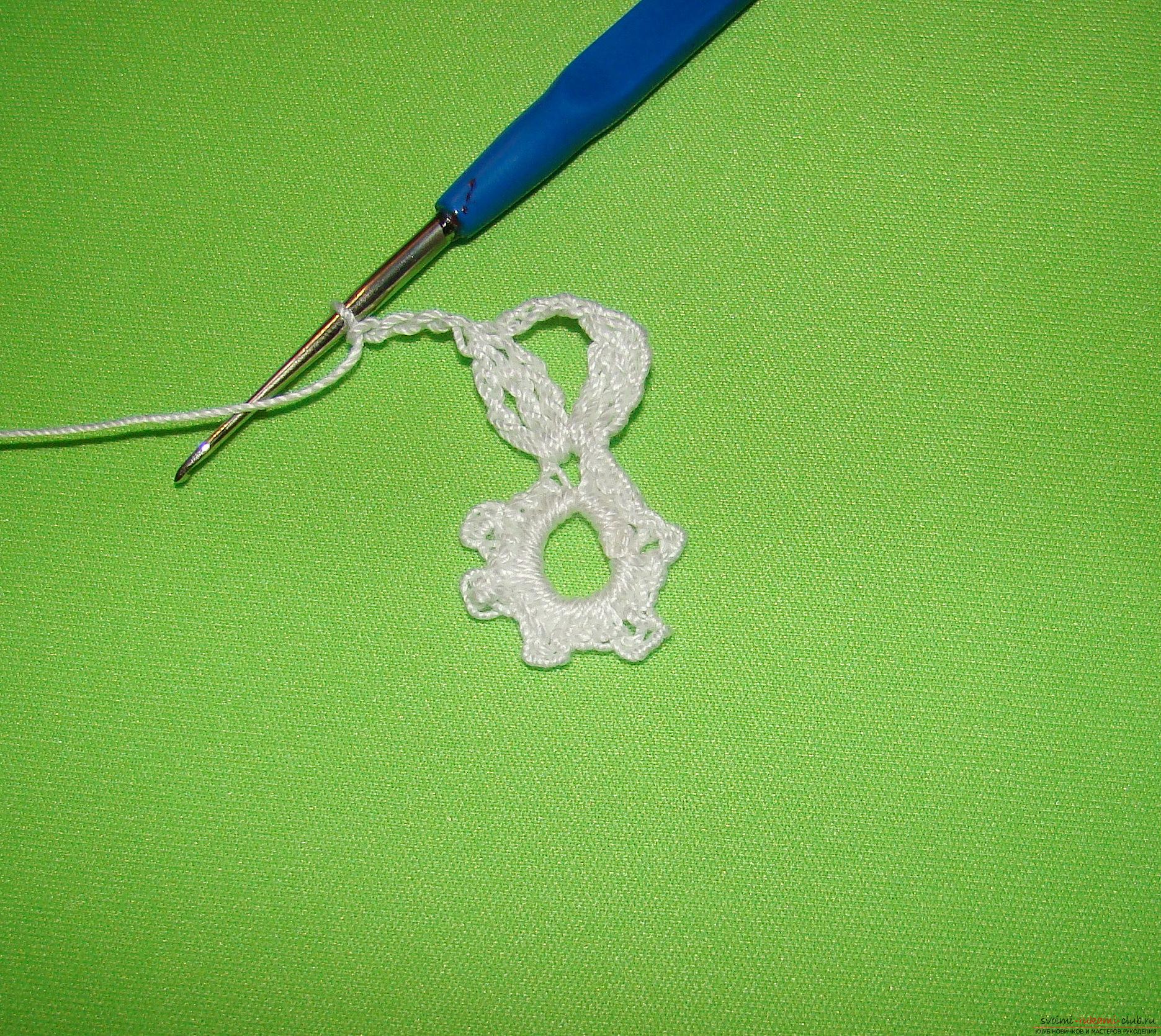 A master class with a photo and diagram will teach you how to tie snowflakes to a Christmas tree crochet. Photo №4