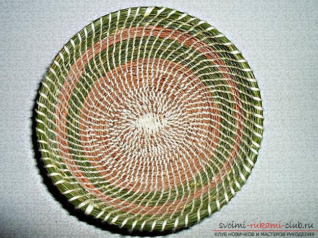 Weaving of the original basket of pine needles with explanations and phased photos .. Photo №17
