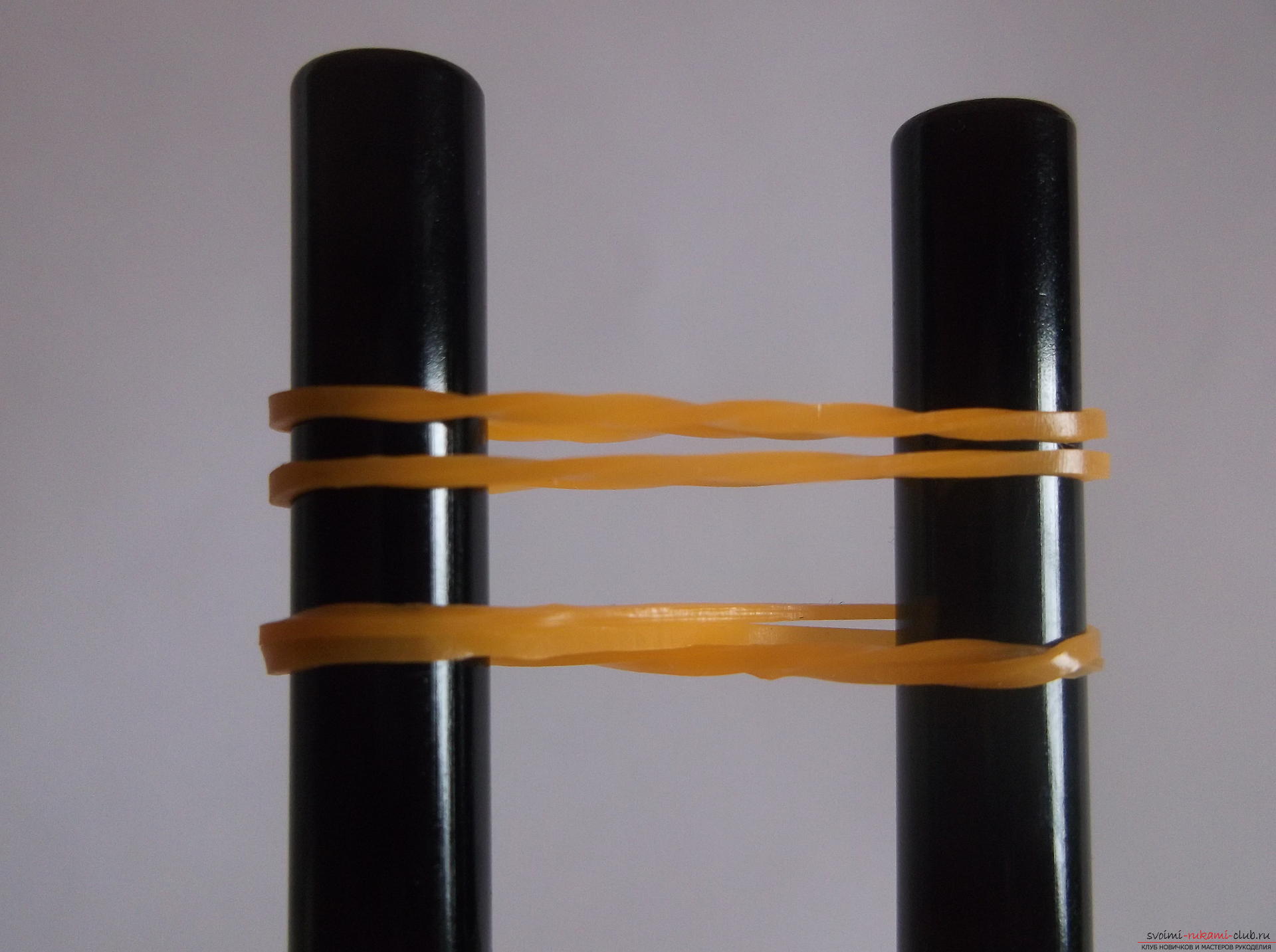 A photo for a lesson on weaving mandarins from rubber. Picture №3