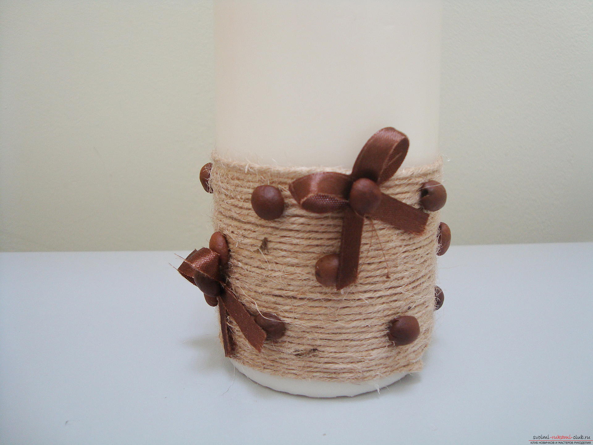 Photos to the step-by-step guide on making a decorative candle made from coffee beans. Photo number 12