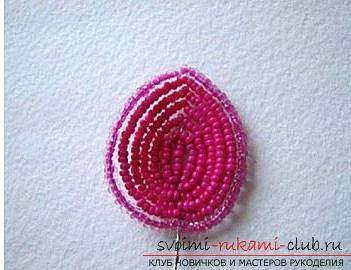 How to weave a rose from beads. step-by-step photos and a detailed description of the weaving of the flower and the leaves of the rose in various techniques. Picture №3