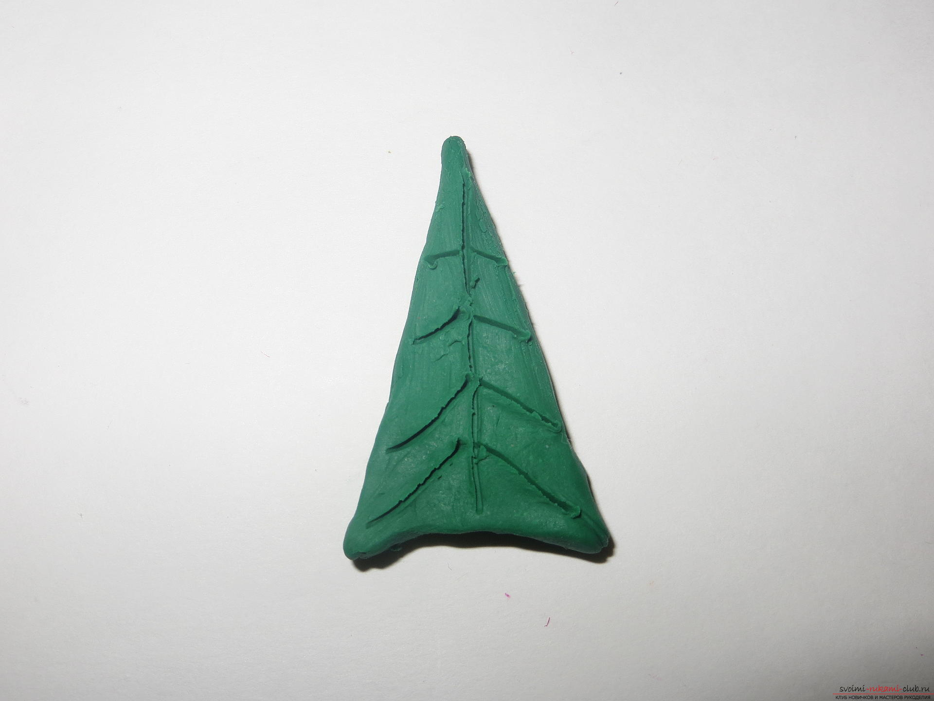 The master class will teach you how to make a New Year's craft - a Christmas tree made of plasticine on a toothpick. Photo №4