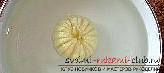 How to make beautiful and original products fromvarious vegetables, step-by-step photos and instructions for creating flowers from onions, mokovi, red cabbage and Peking cabbage, handmade pumpkin in carving techniques. Photo Number 14