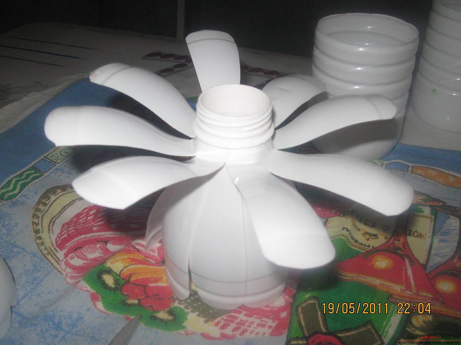 Chamomile from plastic bottles. How to make a beautiful decoration for a garden or garden ?. Picture №3