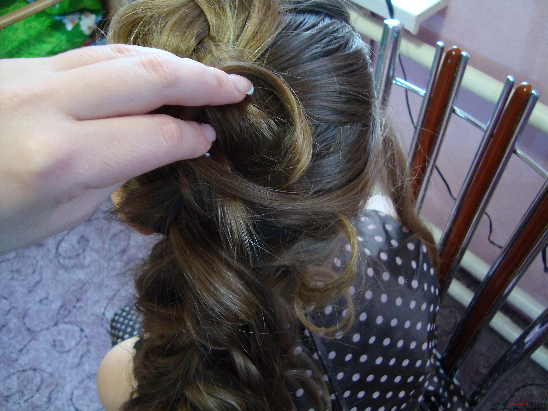 Festive hairstyles on the long are very diverse, this master class presents a hairstyle for a girl with long hair .. Photo №6