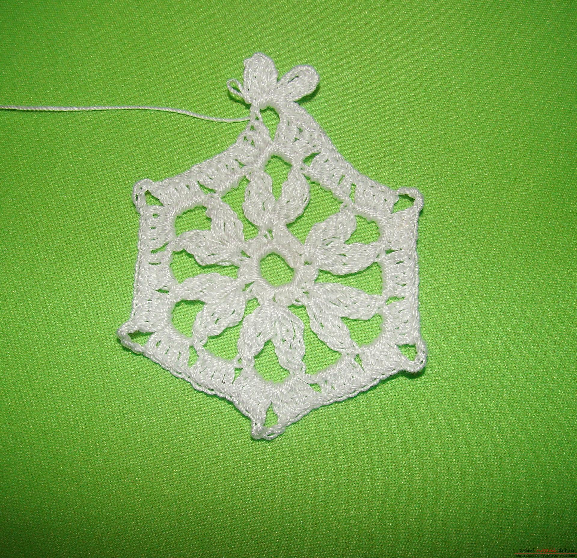 A master class with a photo and diagram will teach you how to tie snowflakes to a Christmas tree crochet. Photo number 12
