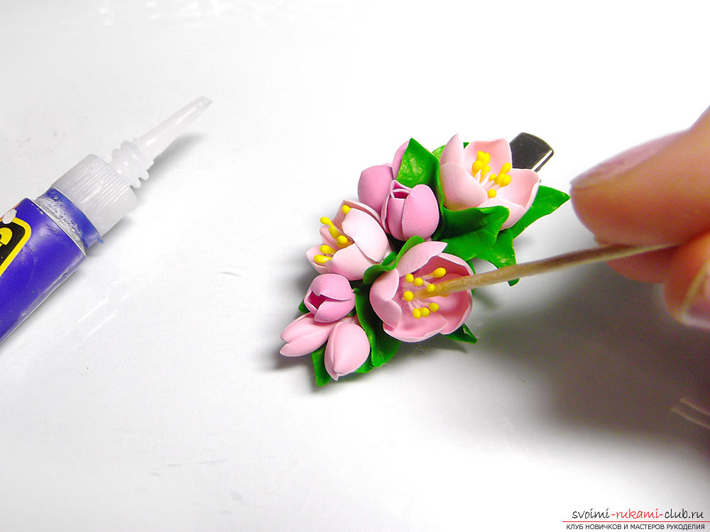 Polymer clay - an amazing material, you can make hand-made articles and beautiful ornaments from your hands. in this master class with a photo described the process of creating a hairpins with pink flowers .. Photo # 24