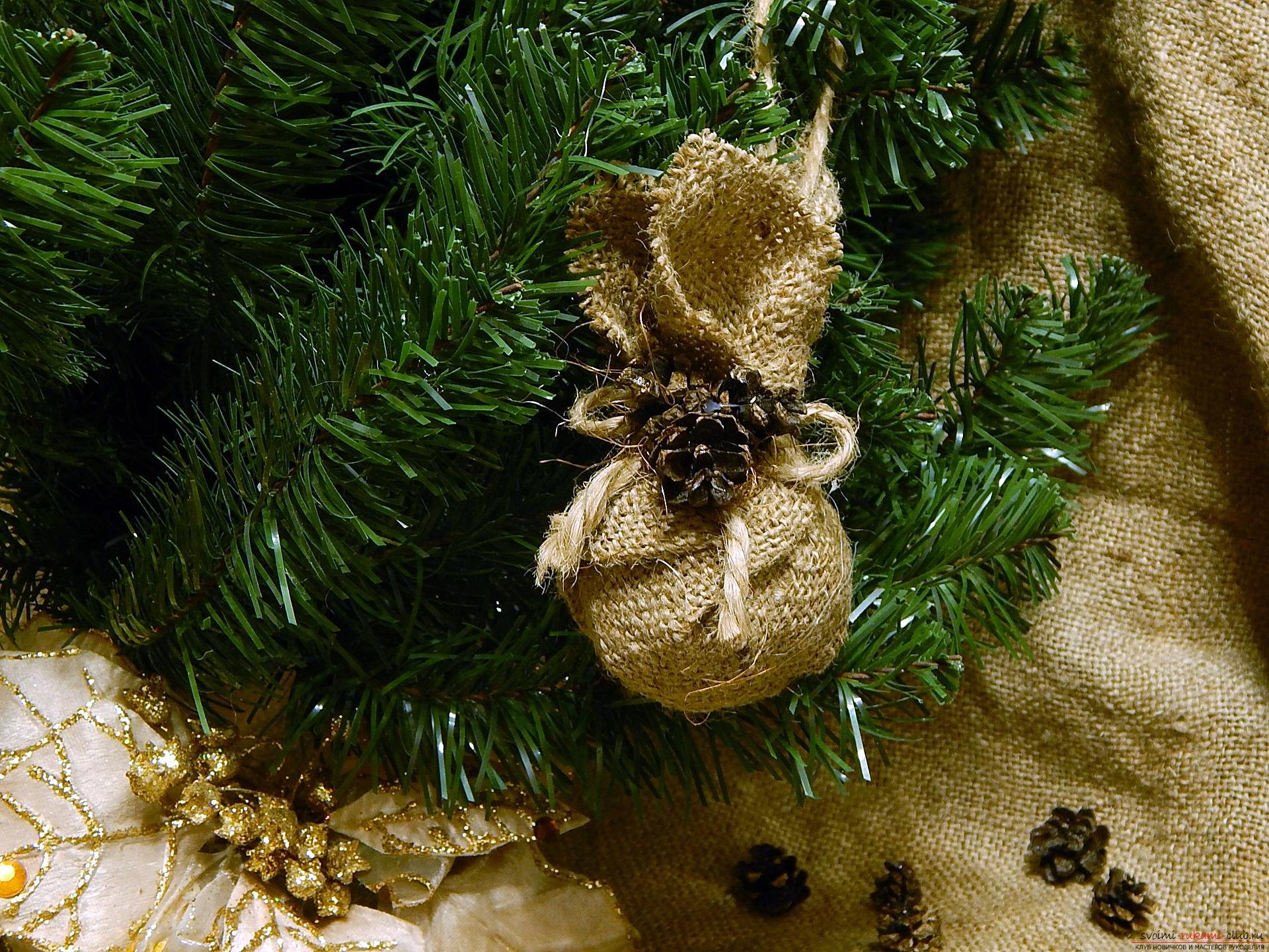 A step-by-step master class with a photo will help you to make a beautiful decoration on a Christmas tree in a ball made of natural material - burlap. Photo # 17