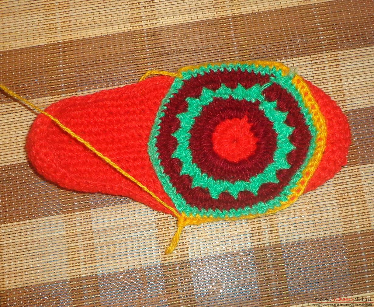 Photos of the process of crochet at home high slippers. Photo Number 9